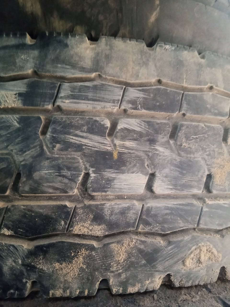 السلام عليكم 
اطارات بالة حجم 17.5/80/225
سعر الزوج 100
العنوان بغداد اللطيفية 
***********
***********
