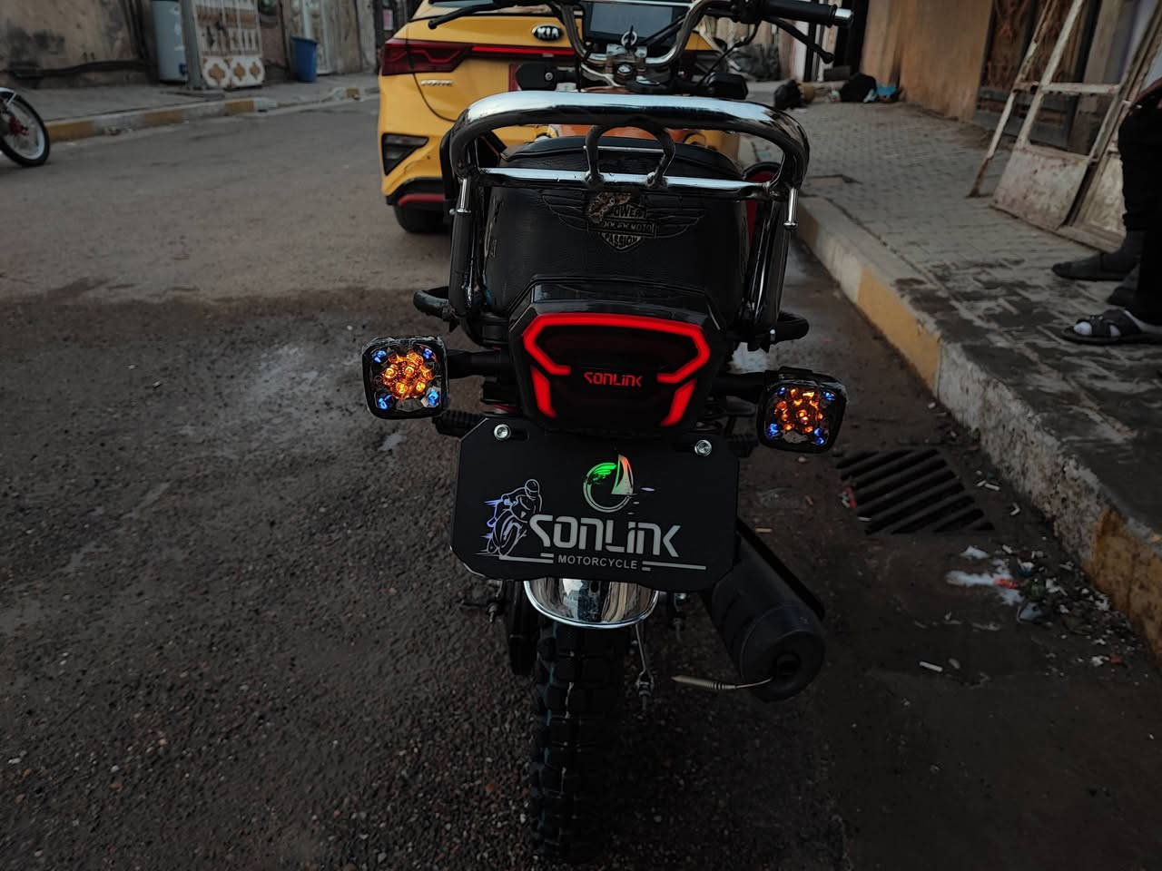 السلام عليكم للبيع سونلك موديل 25  مكينه 200cc الدراجه كفاله عامه مال جناي نكره سلف بكل وقت حتى الصبح من تريد تشغل نكره سلف الدراجه اشاير لايت عالي ناصي كهربائيات كلها شغاله تايرات جدد اوراق كامله نصبتها حلوه ونضافتها كدام عينك
السعر ٧٥٠ وبيهه مجال حك الجيه 
لحد يكسر بحلال العالم  
مكاني بغداد الحسينية للاستفسار:
***********
