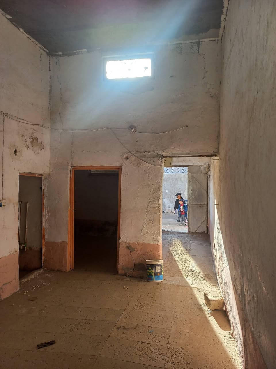 دار زراعي للبيع كوفه حي الصدر الثالث شارع ١٤ دور الحوزه مساحه ٧٠ متر يحتوي على غرفه وصاله ومطبخ وصحيات داخليه وخارجيه وباب خلفيه وباب أماميه السعر ١٥ وبي مجال ***********
