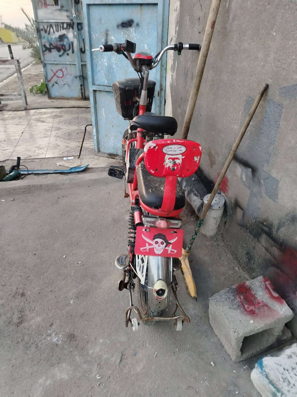 دراجة شحن  للبيع (تحتاج بطاريات)
السرعة 60
4 سرع
شاشة عداد الكتروني يطلع شكو شي مشتغل ويطلع الشحن 
بريك امامي خلفي
تايرات جدد
اشاره يمنه يسره
سلة امامية
قفل للتاير
قفل بطارية
دبل بصمه وسويج هم دبل
اربع دبلات خلفية و دبلين امامي
سعر 200 الف وبيه مجال بسيط


**إذا كنت صاحب هذا الإعلان وتريد حذفه لأي سبب، رجاءا أرسل رسالة إلى الدعم الفني**