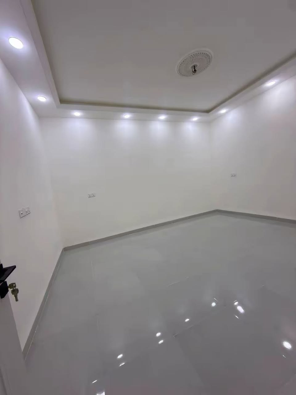 السلام عليكم
دار طابقين للبيع 
مساحه 133 م
سند 25
بناء حديث
استقبال +مطبخ+صالة+غرفة نوم+ صحيات
الطابق الثاني غرفتين نوم + صالة +صحيات
 جص وبورك + مغربي الطابقين
المطبخ والصحيات الواح
خدمات كاملة ماء كهرباء تبليط عرض الشارع 10 متر قريب ع شارع العام
العنوان ديالى بعقوبة دور الزراعة الثالثة 
السعر ١٢٥ مجال بسيط
مراجعة مكتب جبل النور او الاتصال ***********
