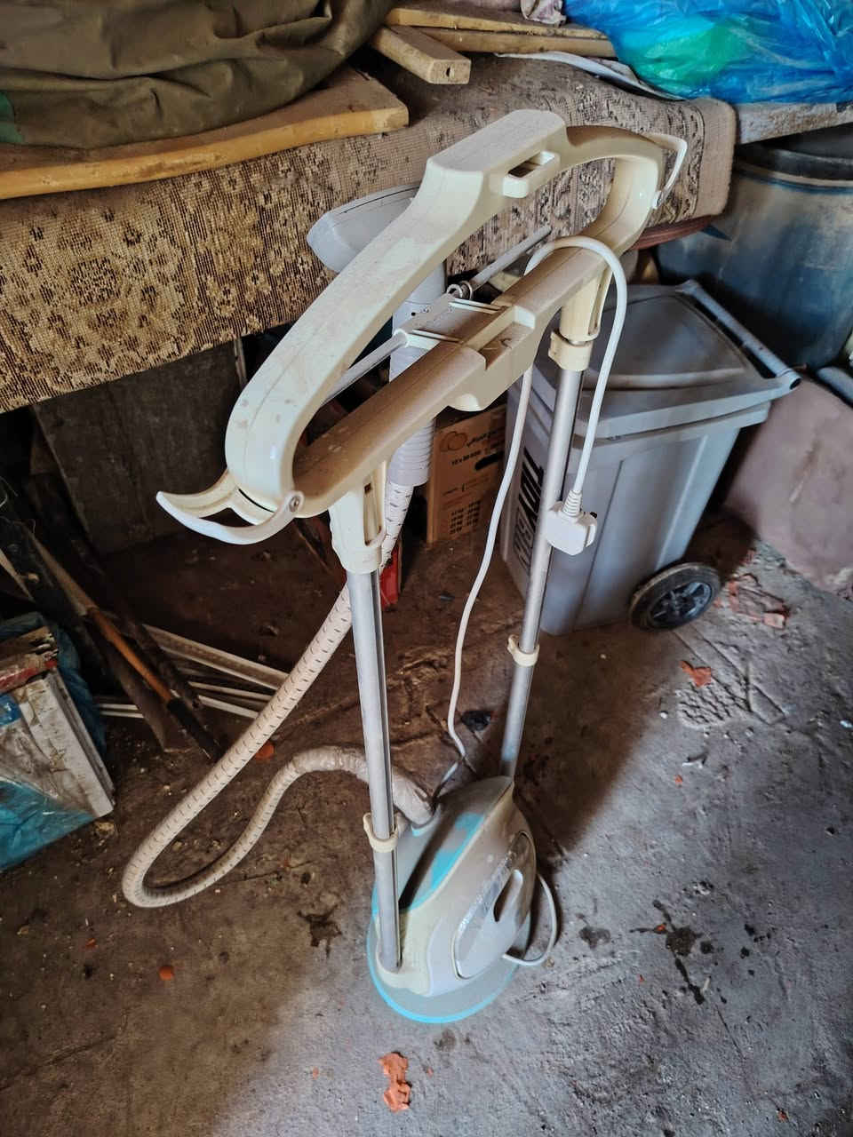 للبيع مكواة بخار عمودية (ستاند)
✔ تكوي الملابس بالبخار ✔ مناسبة للملابس، الدشاديش، الستائر✔ خزان مي كبير✔ تسخن بسرعة وتطلع بخار قوي

📌 الحالة: مستعملة (تحتاج تنظيف بسيط)📌 الشغل: تشتغل

💰 السعر: 30,000 دينار عراقي 

📍 المكان: البصرة معقل


**إذا كنت صاحب هذا الإعلان وتريد حذفه لأي سبب، رجاءا أرسل رسالة إلى الدعم الفني**