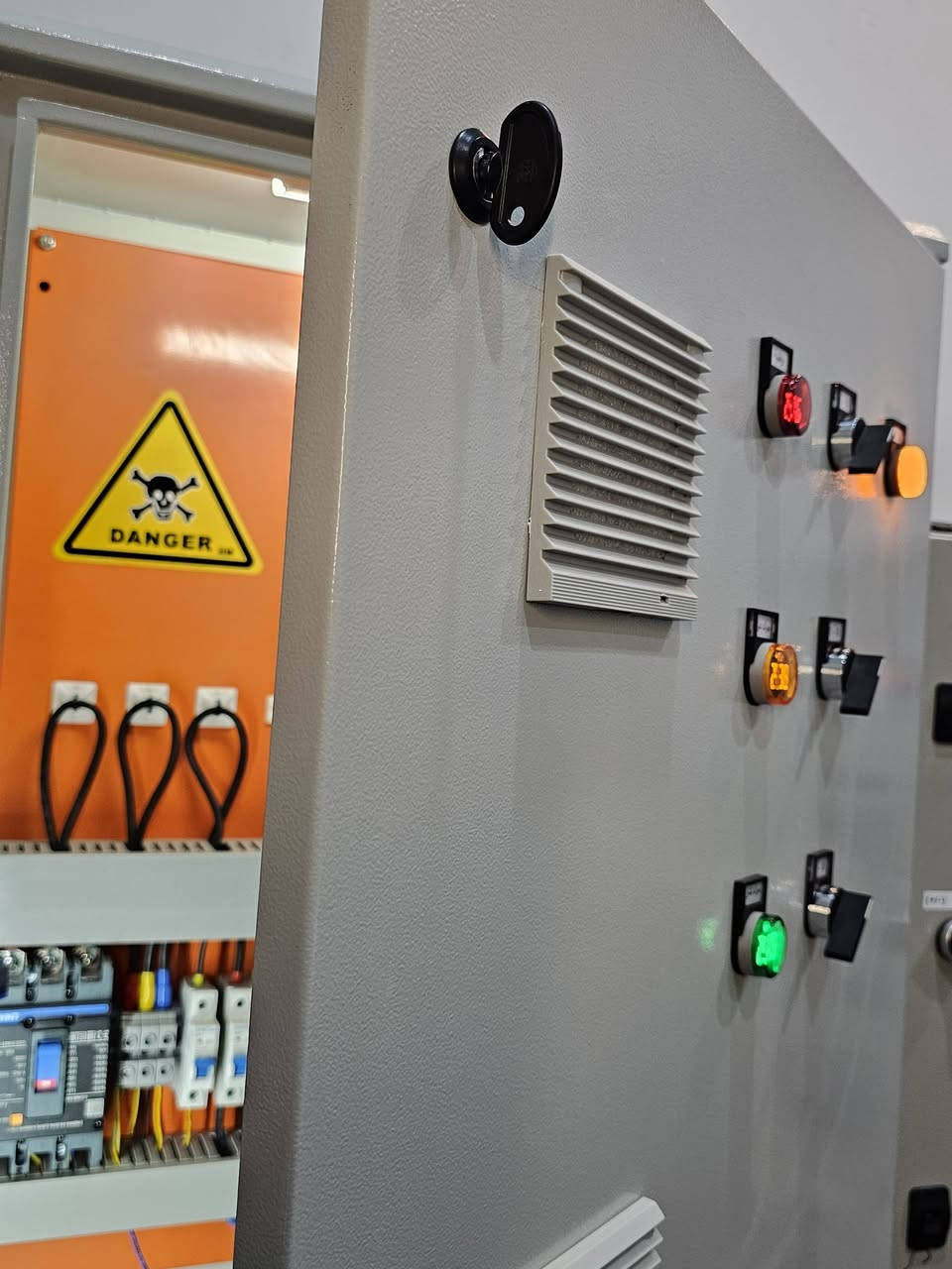 الحمد لله دائماً وأبداً ...
أكمال لوحة ATS  ثلاث مراحل ...
وطني ...
ديزل  .. 
مولد شارع  ... 
استخدام كونداكتر دبل ستيج مع وجود فارق زمني .  

موقع العمل .. بابل .. 

القدرة للسيطرة الكهربائية  
***********
