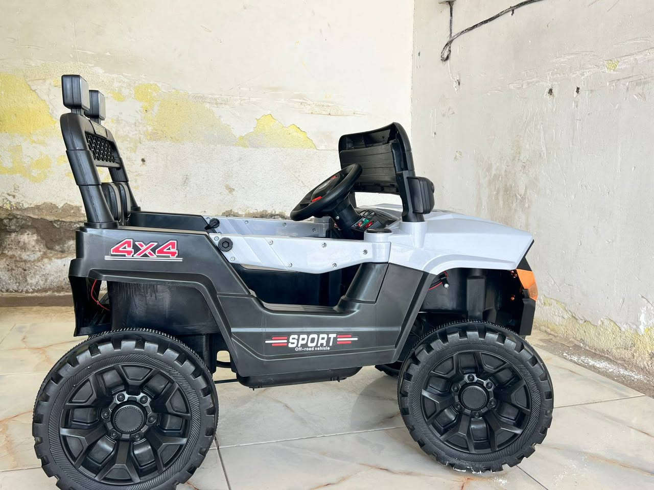 السلام عليكم
سيارة شحن باتري مستخدمة شهر واحد فقط 
سيارة حلوة ومرتبة 
تحمل وزن 8 سنوات 
سعرها 175 وبيها مجال  
للاستفسار مراسلة الحساب او الاتصال ***********
