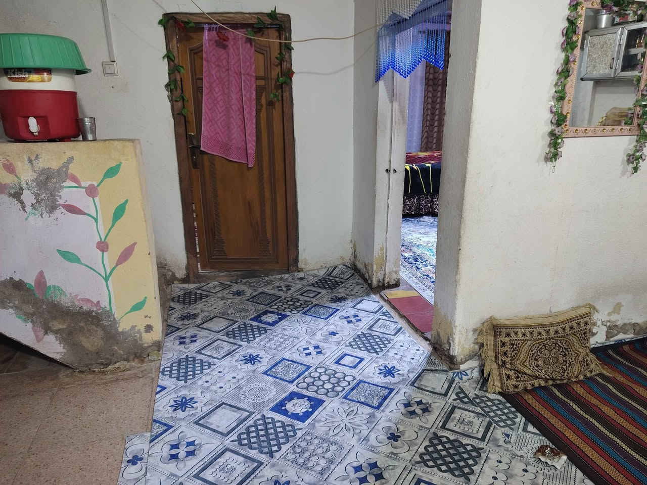 دار للبيع المساحة 206 علئ الشارع العام 

ركن  يحتوي البيت على 

  غرفتين نوم +صالة +حمام داخلي +

مطبخ +ديوانية + حمام ومرافق خارجي  العنوان المجر الكبير حي روضه
الاستفسار الاتصال
على الرقم 
*********** عمارة, ميسان
