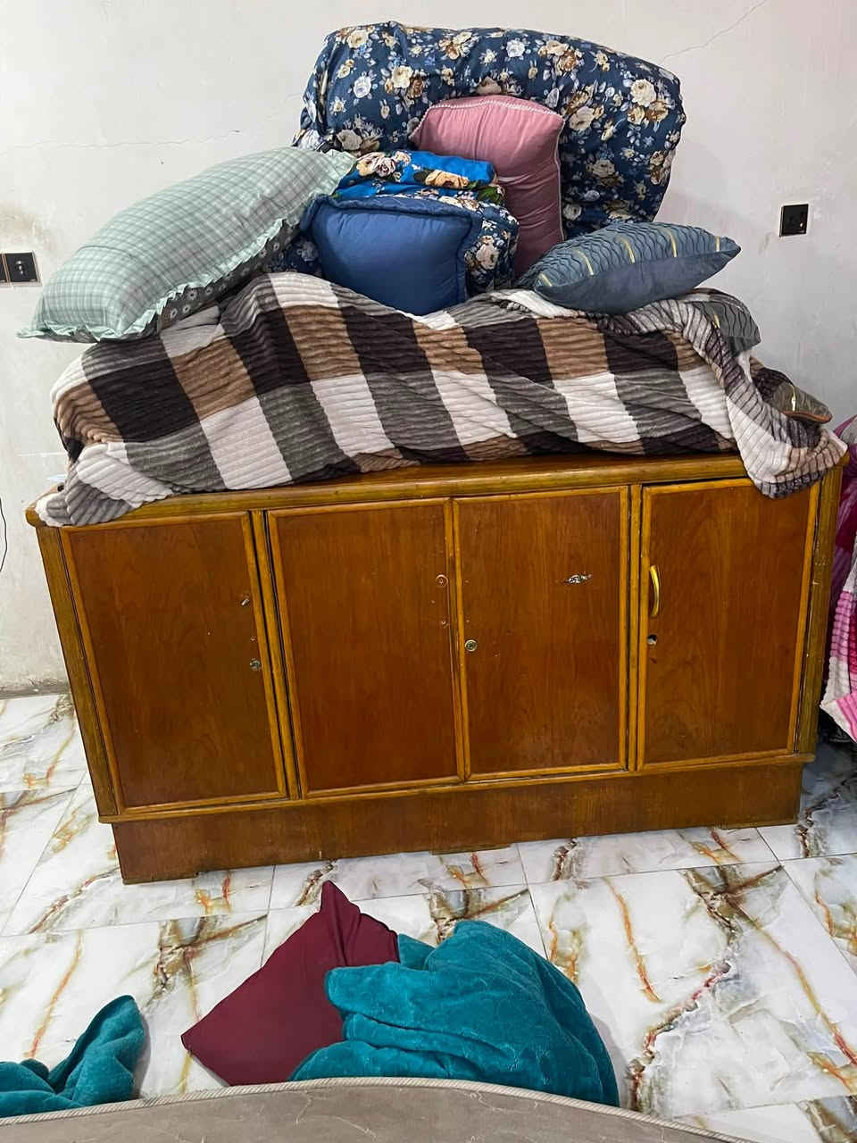 سلام عليكم  غرفه نوم جبيره وغرفه نوم مال اطفال وكنتور عراقي  وبوفيه قيم وخذ ***********
