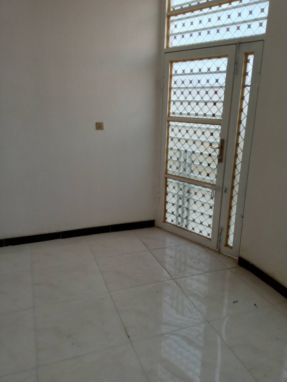 مشتمل للايجار بناء حديث ميه مربع ركن على ساحه بلدبيه الثالثه قريب على مكتب دلالية حسين الزيدي للاستفسار ***********
