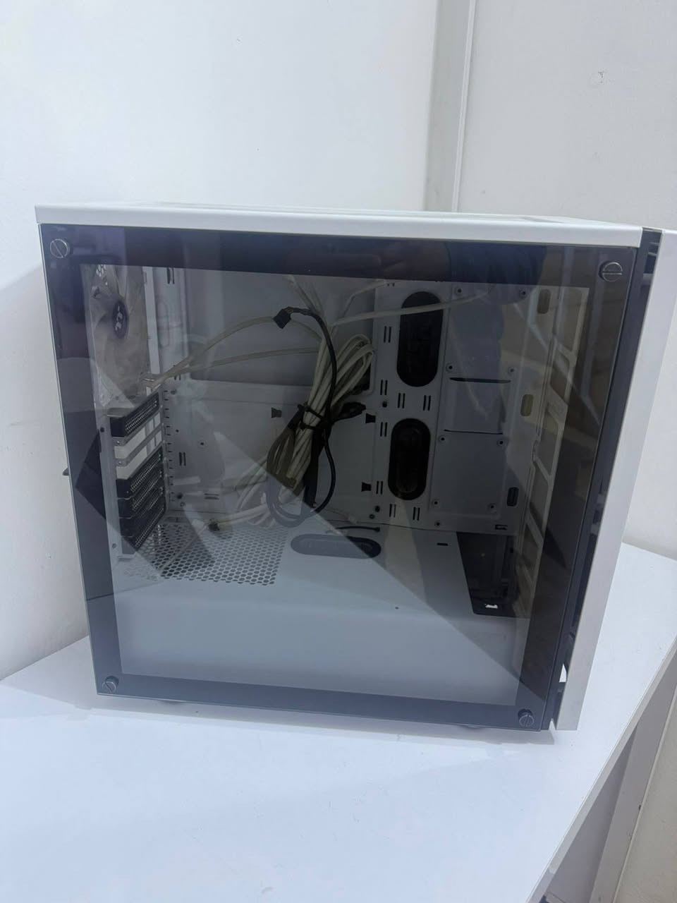 السلام عليكم
كيس Corsair ابيض سعرة 75

كيس msi اسود عدد 3 سعر الواحد 50

كيس DeepCool اسود سعرة 50

كارت شاشة ASUS GTX 1650 4GB سعرة 145

حلة حي الامير شارع الاقمشة
 الأستفسار***********
