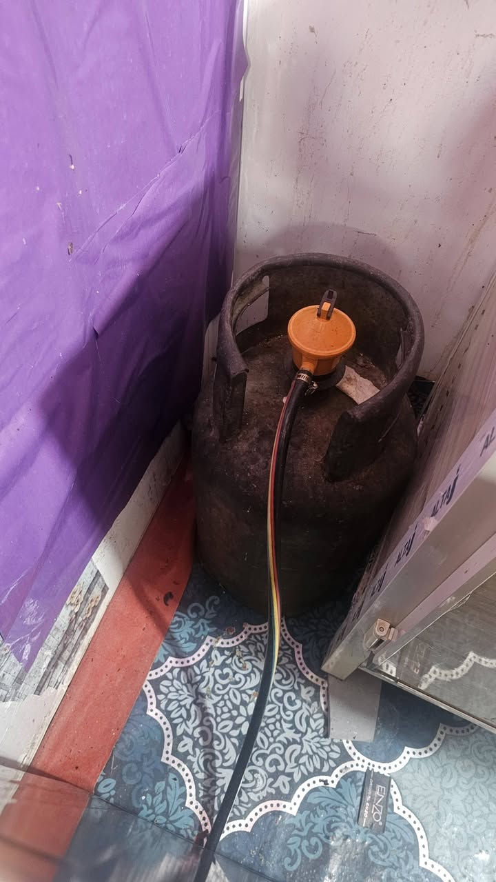 السلام عليكم غراض منزليه مستخدمه للبيع ***********
غساله فريش سعر 80
طباخ اربع عيون سعر 130 
قنينه غاز سعر 50
كنتور خشب بابين سعر 120
ثلاجه وسط سعر 80
ثلث كراسي وياهن طبله كلهن ب40
مروحه كهربائيه ارضيه سعر 20
مبرده اونيكس الحجم الوسط جديده مصارلها 20 يوم سعر 130
مبرده صغيره سعر 40
مبرده قديمه سعر 30
سنك مرمر متر و20.  سعر  80
وعندي غراض نواعم اماعين ممستعملات هواي كزاز وطباخ كهربائي وخلاط ومثرامه كهربائيه مواد مطبخ همين وي الغراض
