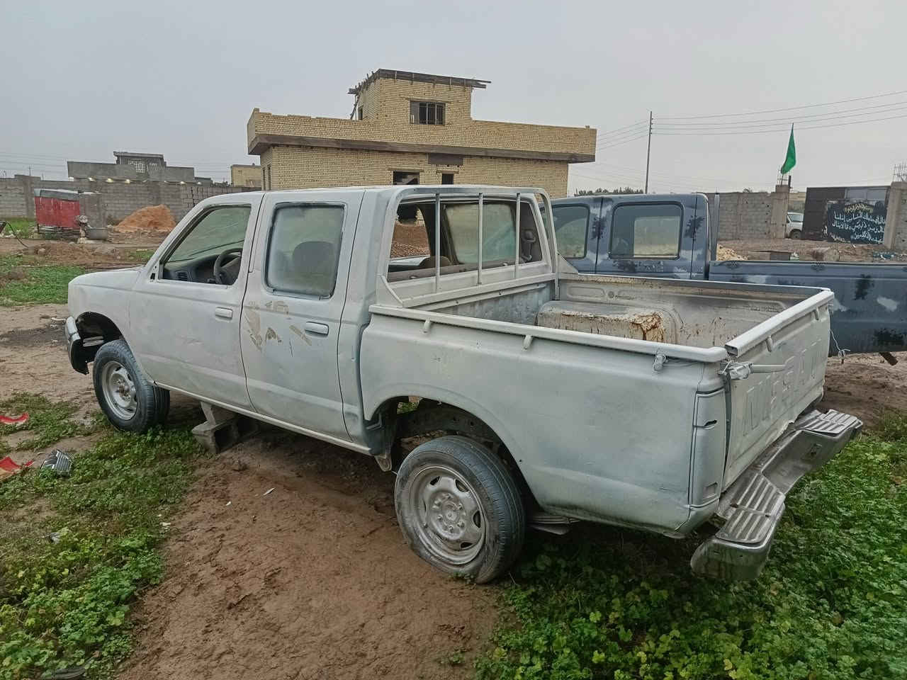 نيسان مزاد  مكان بغداد  السعر 22 اسويلك وكاله ***********
