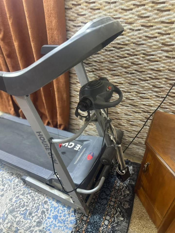 للبيع جهاز جري كهربائي HOUSE GYM + جهاز تنحيف رجاج
✅ جهاز الجري HOUSE GYM

* ماركة: HOUSE GYM

* شاشة LCD تعرض: السرعة، الوقت، المسافة، السعرات الحرارية.

* أزرار تحكم سريعة بالسرعة (3 - 6 - 9 - 8 - 10 - 12).

* أزرار زيادة وتقليل السرعة.

* برامج رياضية مدمجة.

* مفتاح أمان (Safety Key) للتوقف الفوري.

* مدخل MP3.

* مناسب للمشي والهرولة والجري داخل المنزل.

* الحالة: مستعمل ونظيف ويعمل بكفاءة.

✅ جهاز التنحيف الرجاج (Vibration Machine)

* يساعد على تنشيط العضلات وتحسين الدورة الدموية.

* مناسب للإحماء والاسترخاء بعد التمارين.

* مزود بحزام مساج للمساعدة على تدليك مناطق الجسم.

* سهل الاستخدام ومناسب للاستعمال المنزلي.

* الحالة: مستعمل ويعمل بشكل جيد.

ملاحظة : جهاز التنحيف الحزام بي قطع بسيط قابل للتبديل

📍الجهازان بحالة جيدة وجاهزان للاستخدام، والبيع بسبب عدم الاستخدام.

💰السعر : 350. وبي مجال قليل

📞 للاستفسار والمراسلة واتساب ***********

العنوان : بغداد - الشعب
