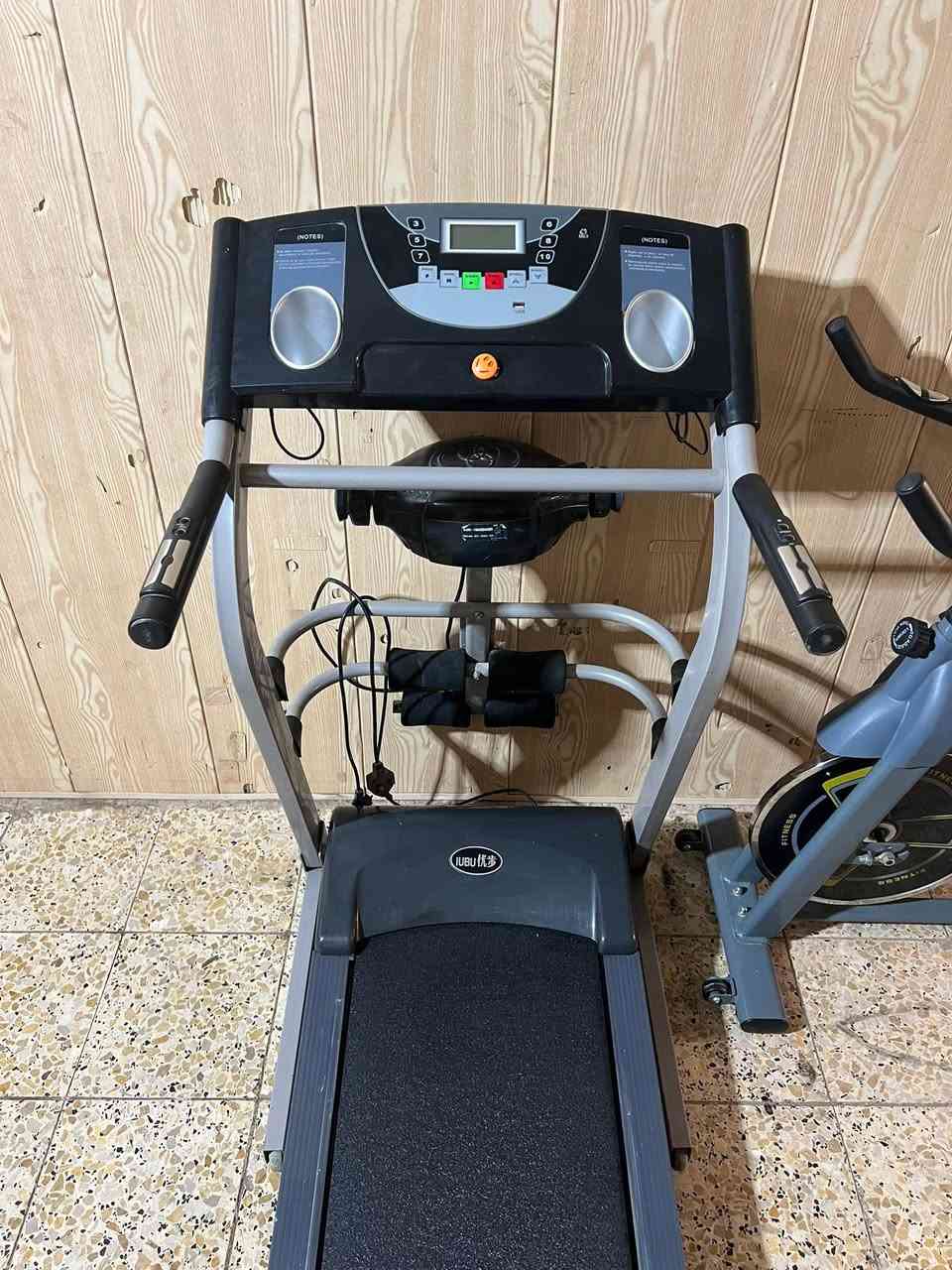 السلام عليكم جهاز جري ستعمال قليل نضافة 100/100
يحتوي على جهاز تكسير الشحوم ويحتوي على اواكس وفلاش وشاحن وحساس نبضات القلب و مفتاح امان 
ويحتوي على جك هيدرو ليك 
العنوان بغداد حي لأمانة 
السعر 190
يوجد توصيل 
***********
واتساب
