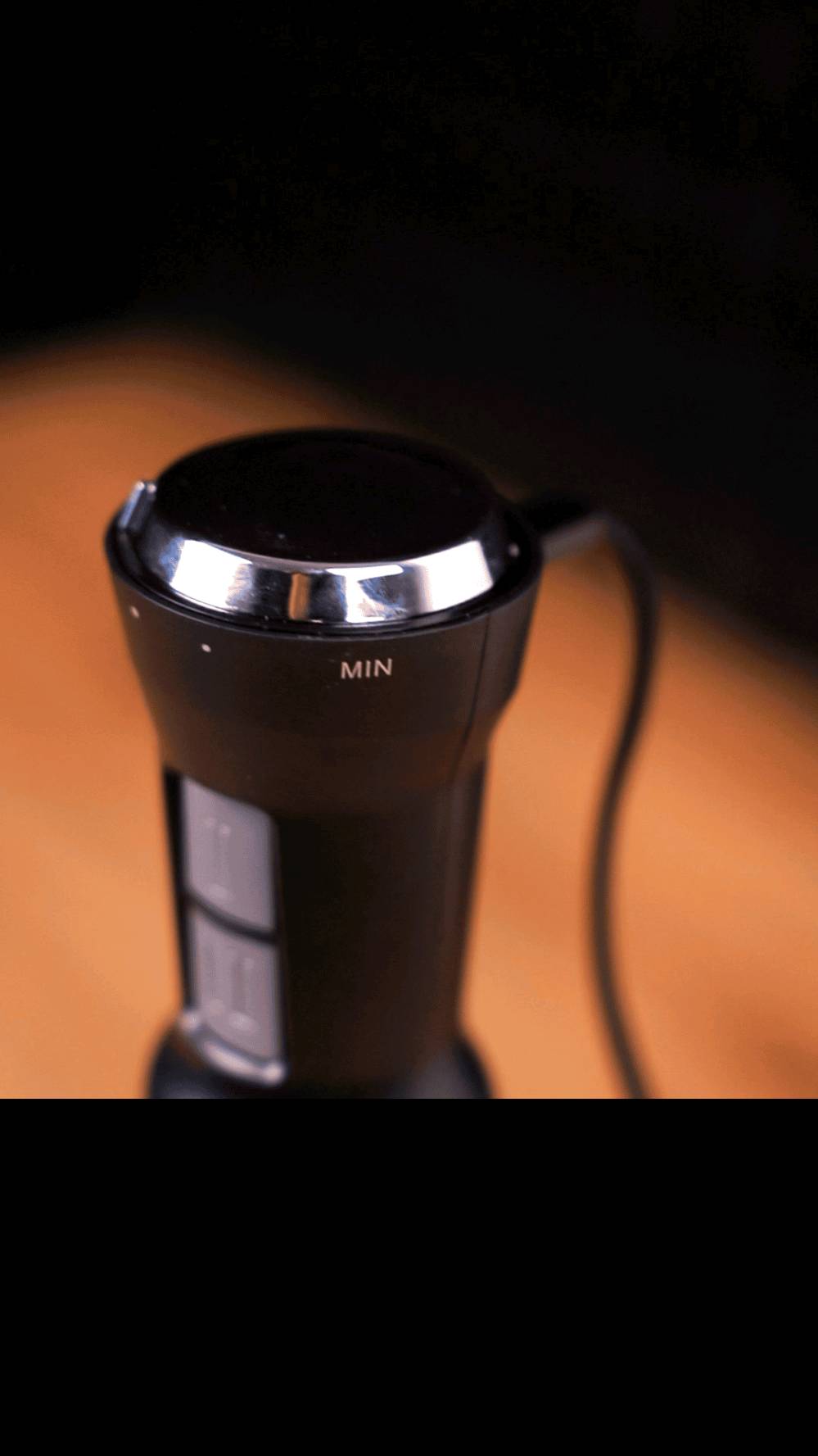 الاستخدامات

خلط وتحضير الشوربات الساخنة والباردة مباشرة في القدر

تحضير العصائر الطازجة والسموثي

هرس البطاطا والخضروات

تحضير أغذية الأطفال بسهولة

خلط الصلصات، الكريمة، والمواد السائلة وشبه الصلبة

مناسب للاستخدام المنزلي اليومي

المميزات

محرك قوي بقدرة 2000 واط لأداء سريع وفعّال

21 مستوى سرعة للتحكم الدقيق حسب نوع المكونات

شفرتان متقاطعتان 4 شفرات من الستانلس ستيل بتصميم ماسي معكوس لخلط متجانس

عصا خلط من الفولاذ المقاوم للصدأ (Stainless Steel Stick)

زرين للتحكم بالسرعة (I  II) لسهولة الاستخدام

تصميم مريح لليد مع قبضة ثابتة

يعمل على جهد 220–240 فولت | 5060 هرتز

مناسب لخلط الشوربات، الصلصات، وأغذية الأطفال

خامات متينة وجودة تصنيع عالية

محتويات الصندوق

خلاط يدوي Super Crest

دليل الاستخدام

علبة المنتج الأصلية

قياس المنتج: طول 7  عرض 7  ارتفاع 40.

طول السلك: 90 سم.

الملاحظات

لا يُغمر الجزء العلوي (المحرك) بالماء

يُنصح بعدم التشغيل المتواصل لفترات طويلة للحفاظ على عمر المحرك

لم يتم ذكر بلد المنشأ