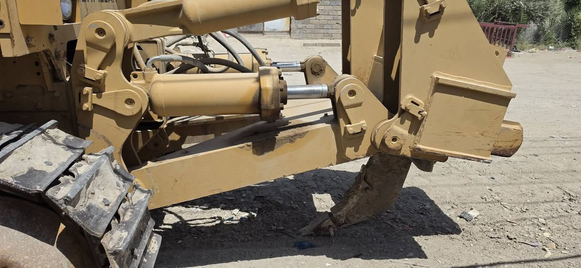 السلام عليكم بلدوزر D8K حجم 85 موديل82 للبيع للتواصل ***********
