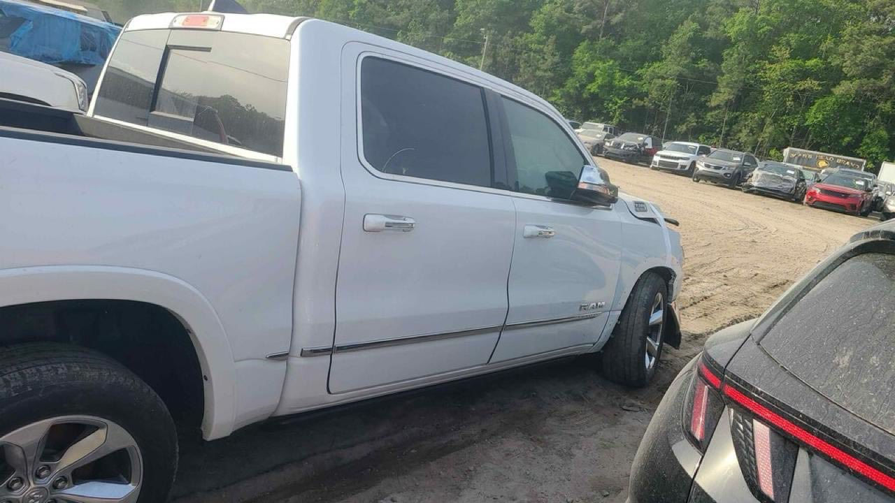 رام للبيع 22 لمتد فول مواصفات 1/1 امريكيه ماشيه 40 الف ميل رقم بغداد باسمي مكاني السياره بغداد حادثها جاملغ السايق والبنيد على وضعه للتوصل *********** رايدها 277$ وبيها مجال بسيط والسوك كلشي بي….
