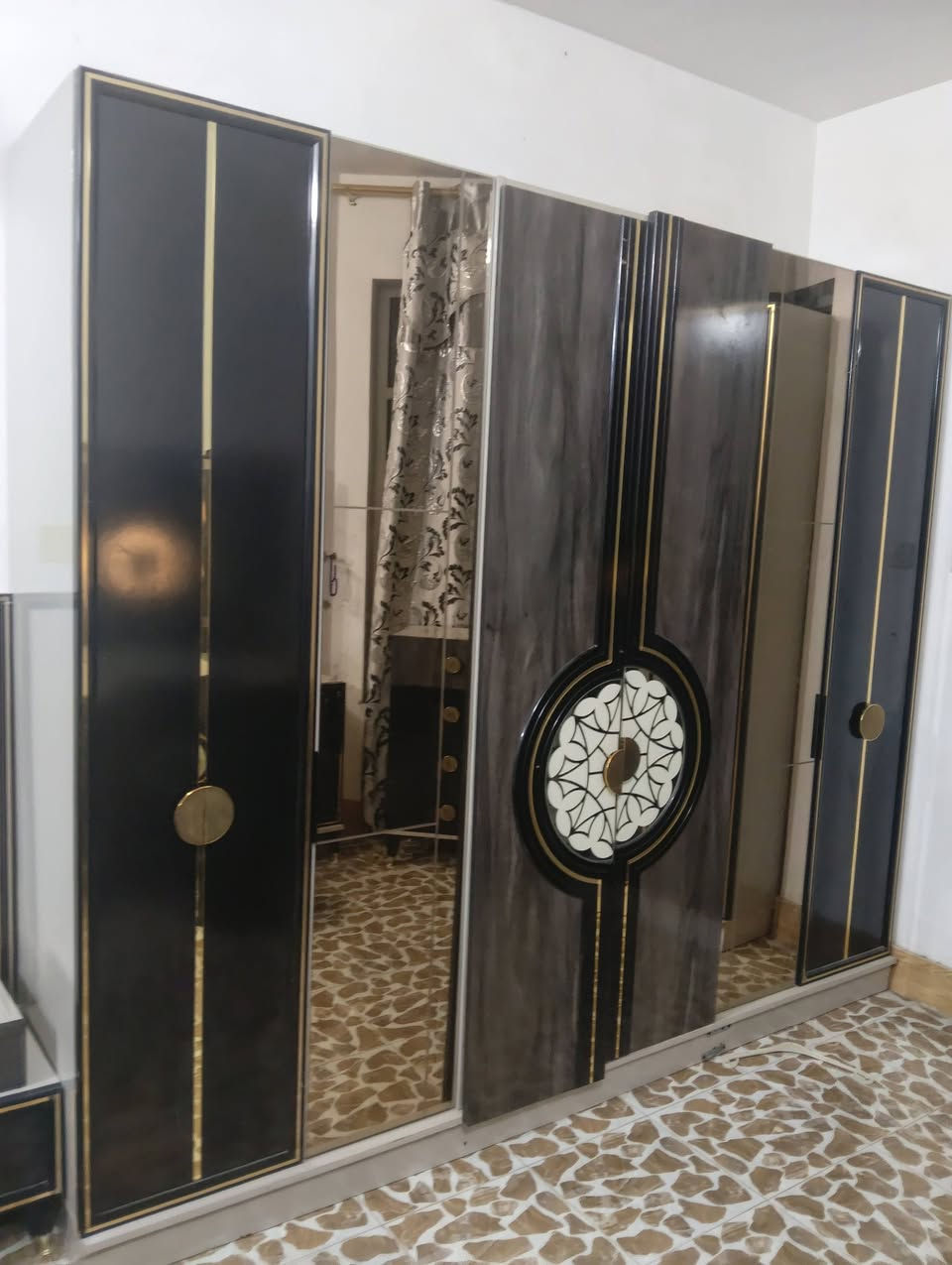 غرفة تركيه نضيفه كلش 10 قطع صبغ حراري اصلي وسرير مخزن  وناره شغاله وبيه كنتور اضافي مال طفل بابين السعر 700 وبيه مجال اتصال علا الرقم/***********/***********/ مكان فلوجه
