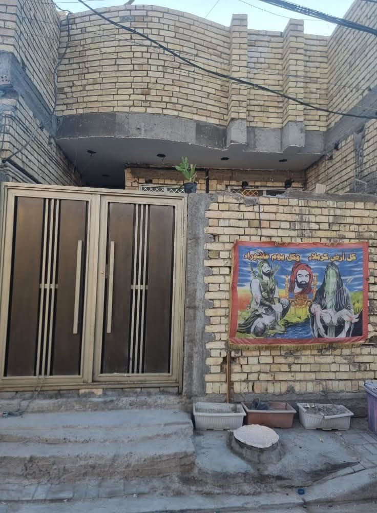 سلام عليكم بيت البيع مساحة 100متر 5×20  بناء حديث قبل شهر من كمل نقص فقط كاشي العنوان حي الكوفه شارع الملعب قرب حسينية الإمام الحسن المجتبى التواصل *********** خدمات كامله تبليط مجاري ماي انترنت ضوائي
