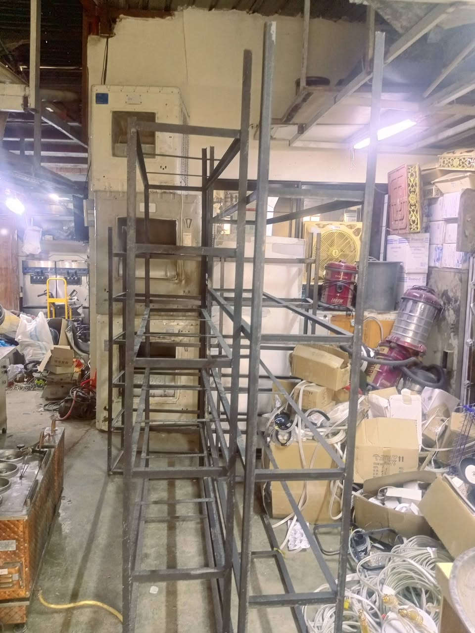 سلام عليكم رفوف حديد البيع جديد مستعمل شي قليل كامل ويه خشب همين ***********مكاني كركوك كوباني
