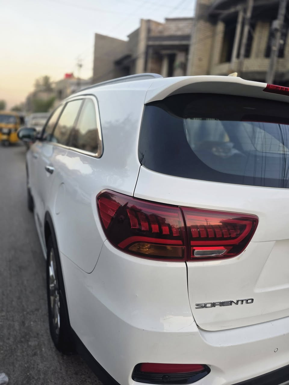 كيا سورنتو موديل ٢٠١٨ فول مواصفات خليجي
رقم بغداد 
✅ محرك:  6 سلندر V6 3500 .
✅ ناقل حركة: أوتوماتيك 8 سرعات.
✅ دفع رباعي (AWD)
✅ عدد المقاعد: 7 مقاعد.
✅ مصابيح: LED أمامية وخلفية مع إضاءة نهارية.
✅ فتحة سقف بانورامية.
✅ بصمة 
مقاعد جلد كهربائية، مع تبريد وتسخين للمقاعد الأمامية.
✅ كاميرا خلفية مع حساسات أمامية وخلفية.
نظام ملاحة وشاشة 8 إنش.
مكيف أوتوماتيكي ثلاثي المناطق مع فتحات للمقاعد الخلفية.
✅ مثبت سرعة.
مراقبة النقطة العمياء (Blind Spot).
تنبيه حركة المرور الخلفية.
باب صندوق كهربائي (Smart Power Tailgate)
✅ ستائر جانبية خلفية
ماشيه 109 
بيها فقط باريد بسيط بالصندوق والباقي مكفول 
السعر 215 قفل مكاني بغداد 
***********
واتساب فقط
