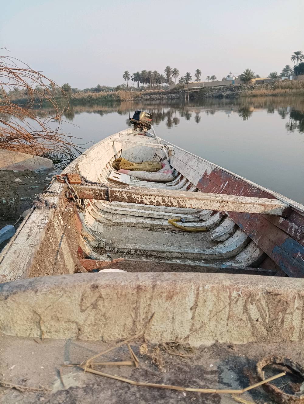 بلم للبيع بحالة جيدة، مصنوع من الخشب ومجهز بمكينة خارجية نوع Skipper. يناسب الاستخدام في الأنهار والبحيرات. تصميمه التقليدي يوفر سهولة في القيادة والتنقل في المياه الهادئة.