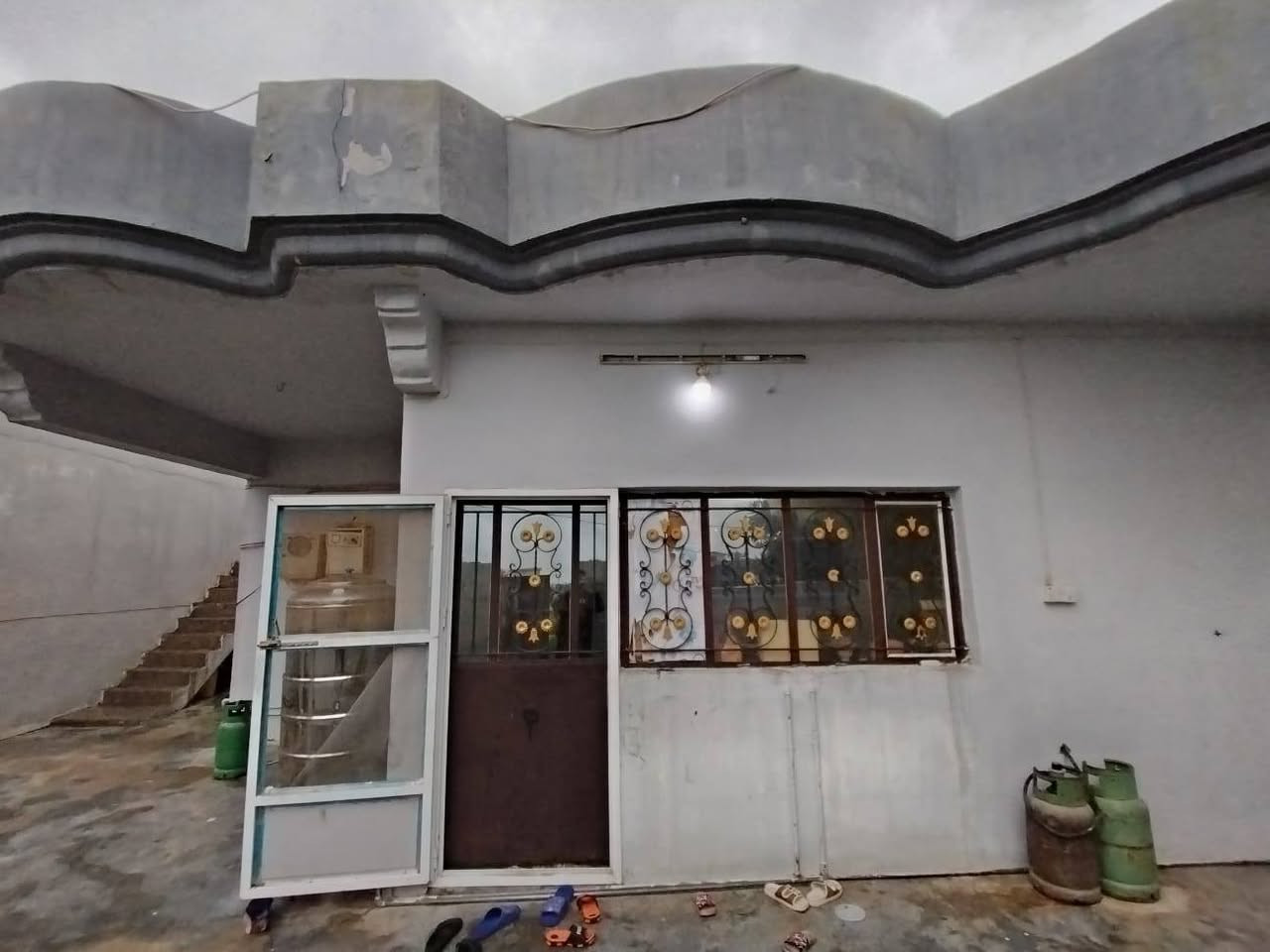 بيت للبيع في جبراوة مساحة 200 متر قريب على الشارع العام السعر 30 مليون هول واستقبال وغرفة نوم الاتصال ع الرقم ***********
