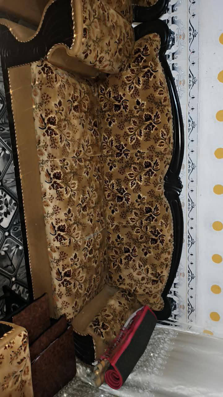 السلام عليكم تخم عشر مقاعد للبيع نظيف استعمال قليل أي ظرر مابي السعر 210العنوان كربلاء قنطرة السلام شارع المدرسي للاتصال الرقم /***********
