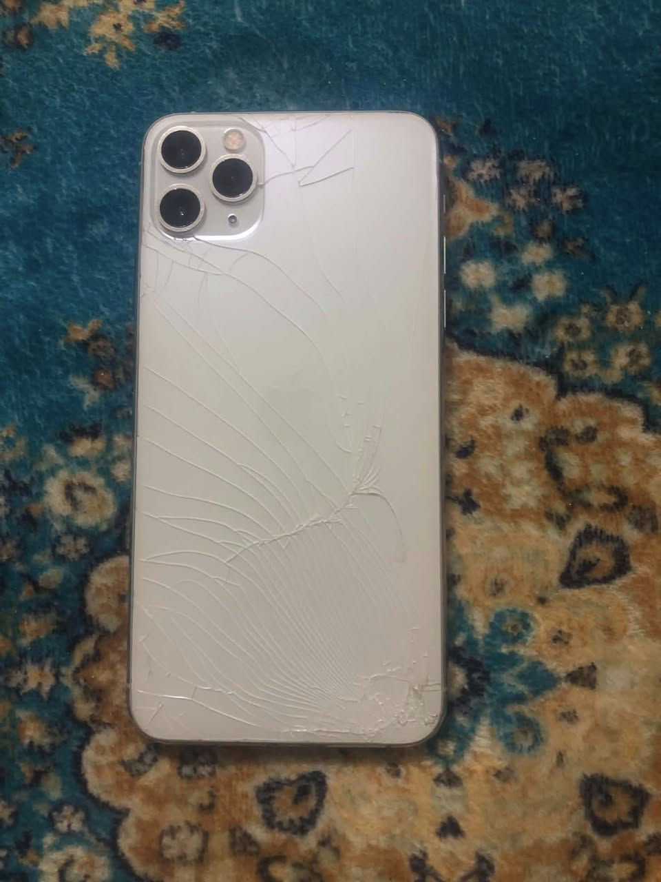 ***********  ❇️سعر ٢٧٥
ايفون ١١ برو ماكس ذاكرة ٢٥٦ ❇️بطارية ١٠٠ 🔋 جديدة وكالة فقط البطارية مبدلة والباقي بلادي شخط مابي فقط الضهر بي كم فطر والشاشة شخط مابيها كامرات فول السعر ٢٧٥ مكاني حلة حي العسكري
