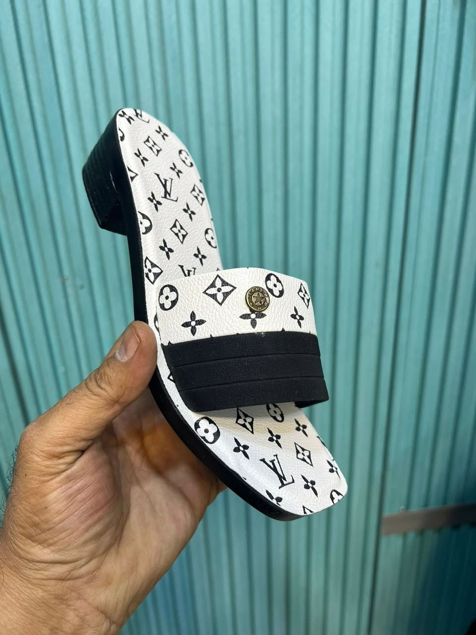 مساء الخير .... .وفرنا لكم .. 🍋🍋🍋
 شحاطة كعب مربع ٣ سم  جلد طبي فول اناقه و خفيف و  مميز و انيق ....
سعر ب٨  الاف 
اخذ
القياسات  37-38-39-40-41
الالوان اسود بيجي نيلي كاكي
  العنوان : كوت / شارع الهورة / معرض الرواق  يوجد خدمة توصيل لكافة محافظات العراق 😍 واتساب *********** __*********** الجمال 🌹الأناقة 🌹 البساطة 🌹النزاكة 😁

#اكسبلور #اكسبلور_فولو_ي_حلو🔥😴_ي_عمري #اكسبلور_فولو_شوفو_البوستات_الي_قبل_راح_تعجبكم
