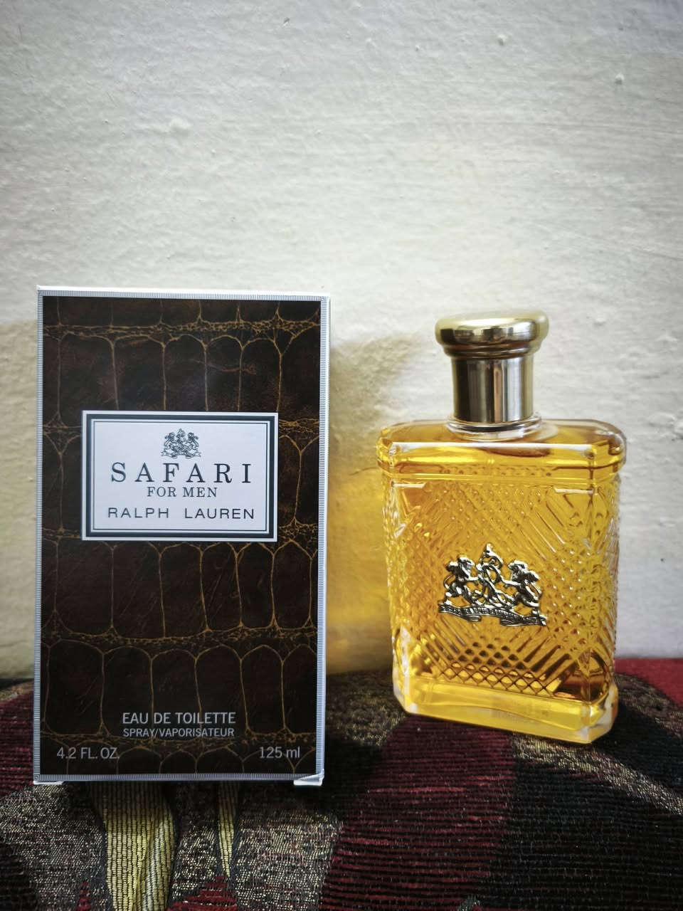 حجم العطر ١٢٥ مستخدم رشات
السعر ٦٠ الف 

إفتتاحية العطر الخزامي, البرغموت, الألدهيدات, الكزبرة, النوتات الخضراء, الشيح, الليمون و النيرولي; قلب العطر الطرخون, زهر القرنفل, القرفة, الورد, الياسمين و زهر بخور مريم; قاعدة العطر تتكون من الجلود, طحلب البلوط (طحلب السنديان), خشب الصندل, المسك, خشب الأرز, الباتشولي و العنبر.


**إذا كنت صاحب هذا الإعلان وتريد حذفه لأي سبب، رجاءا أرسل رسالة إلى الدعم الفني**