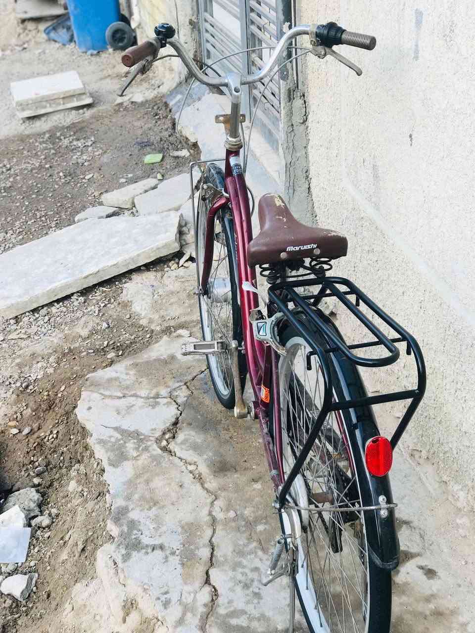 سلام عليكم بايسكل للبيع فول مواصفات بايسكل نضيف زلغ  مابي اي نقص مابي  السعر 130وبي مجال لطيبين رقم متواجد بس واتساب ***********العنوان بغداد الغزاليه
