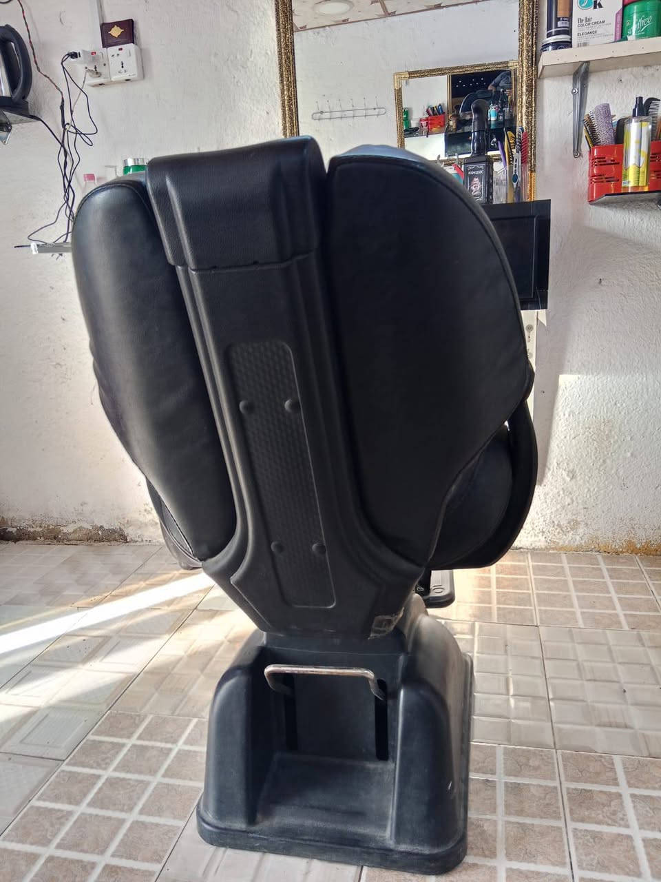 غراض محل حلاقه للبيع مرايا عدد 2+ كرسي شيروكي الاصلي + سبلت طن ونص توسوت+ مجر متحرك  جميع التفاصيل المذكوره بالصور السعر الاتصال على هذا الرقم ***********
