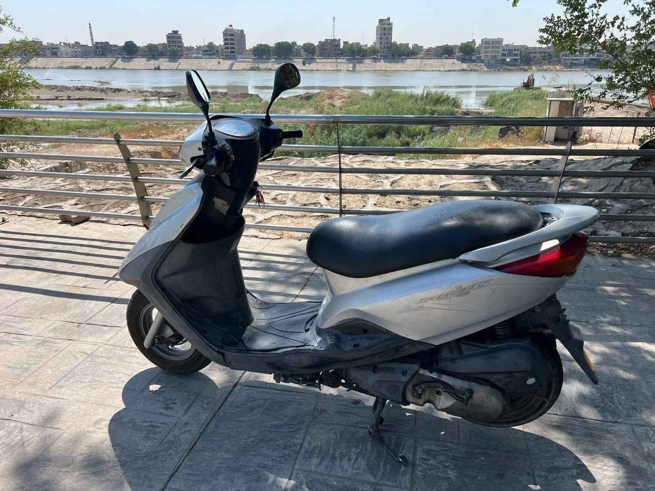 بريز نظيفة جدا السعر 650 الف عنوان ساحة عدن
***********
