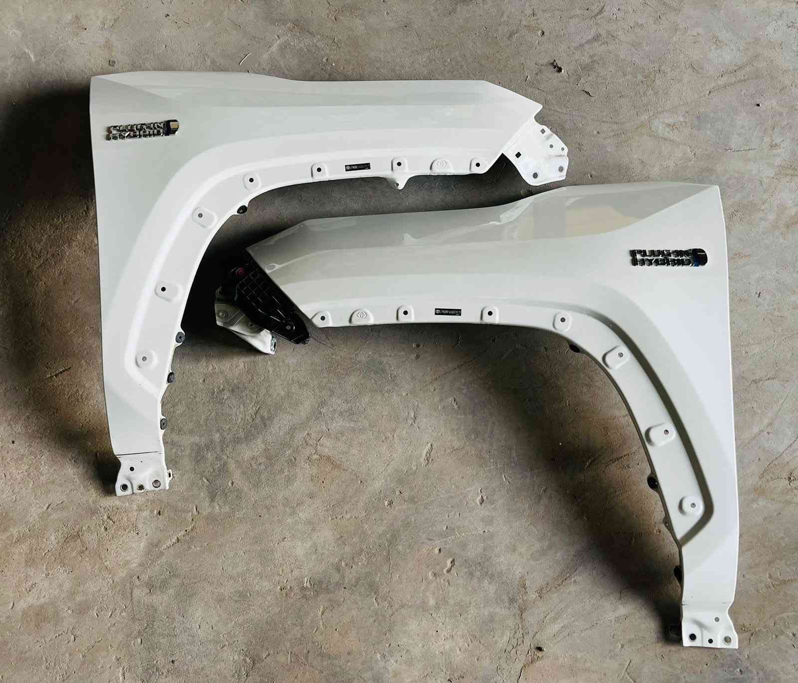 السلام عليكم .
.
موجود بيبان راف فور 2023 ابيض لولوي و بسعر معقول و تحت السوق .
للتواصل ***********
***********
