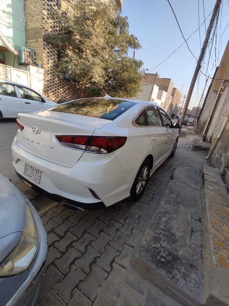 السلام عليكم ورحمة الله وبركاته. 
إذا تدور سيارة تجمع بين الفخامة، الراحة، والاعتمادية… هاي فرصتك 

للبيع سوناته 2018 وارد امريكي. مواصفات se. لون ابيض لؤلؤي

سيارة نظيفة جداً، استخدام شخصي ومحافظ عليها بشكل واضح
 السيارة مكفولة كفالة عامة على وضع الشركه — تمشي وانت مرتاح البال

محرك 4 سلندر سعة 2.4 لتر
يولد قوة تقريباً 185 حصان 
كير أوتوماتيك 6 سرعات (ناعم وسلس بالتبديل)
نظام دفع أمامي (FWD)
صرفية بنزين اقتصادية ومناسبة للمشاوير اليومية والسفر 
داخل بيجي 
شاشة عرض وسطية حديثة
نظام صوتي + بلوتوث + USB + AUX 🎶
تحكم كامل من المقود
مثبت سرعة للراحة بالطرق الطويلة
تكييف قوي وبارد جداً على وضع الشركه
داخلية نظيفة جداً ومرتبة

وسائد هوائية متعددة
نظام ABS (مانع انغلاق الفرامل)
نظام الثبات الإلكتروني (ESP)
حساسات 

لون أبيض لؤلؤي 
شكل حديث وانسيابي
سيارة مريحة جداً بالقيادة والسفر
وضعها ممتاز وما تحتاج أي صرف
رقم السياره بابل ورقم مميز 

مكان السياره النجف الاشرف / كوفه /

*********** / واتساب
