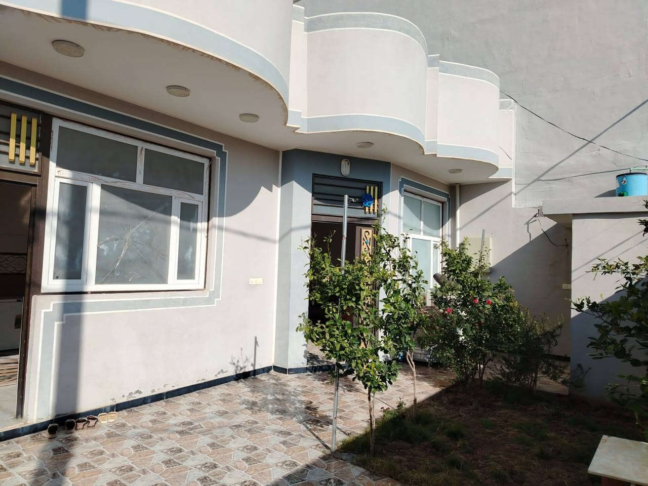 دار للبيع مساحة 200 متر طابو صرف بوابة قاطع الأول يتكون الدار من ستقبال و مطبخ و صالة كبيرة و غرفتين نوم و صحيات داخلية و خارجية و بيتونة كبيرة مع سطحين بناء حديث للستفسار التصال على الرقم *********** / ***********
