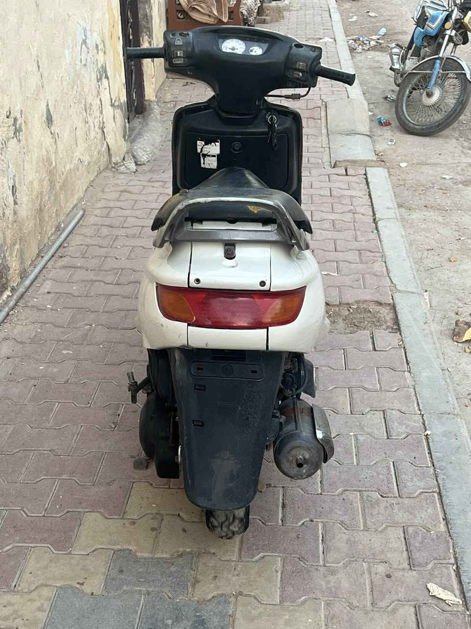 دراجه فراشه نثيه للبيع مامفتوحه ومكينه ناعمه باتري شغال لايت اشاير كلشي شغال هندر وسلف تشتغل بس شغله وحده بيها كابريته تعبانه ويرادلها تبديل مكاني الديوانيه حي الجمهوري /***********
