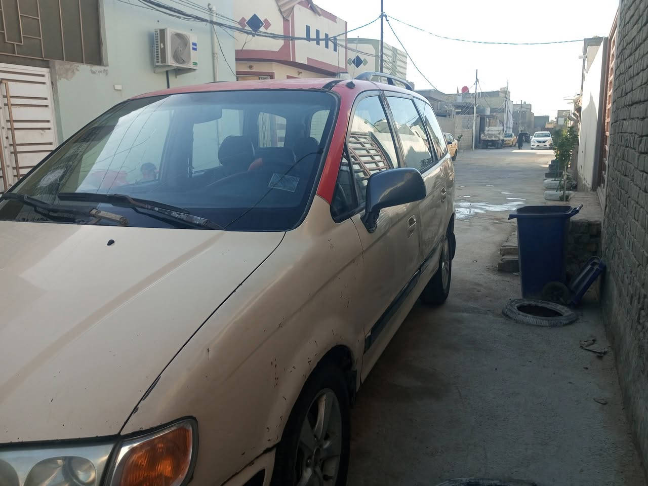 السلام عليكم هونداي تراجيت موديل 2006 بانزين خصوصي بأسمي رقم بصره للبيع  او مراوس تريد التحويل او كاله  تبريد عاطل نفس من الفريز وره  والكببريسر شغال كير جديد محرك كامري أبو حف 2200 بي خربطه بالضفيره فقط اصراف بانزين يوجد فتحة خارجية للفيت بم يعني ميحتاج تفتح تانكي من تريد اتبدل الفيت بم دواخل نظيفة موقع السيارة بغداد السعر 50 ورقة و بيها مجال رقمي*********** يوجد واتساب
