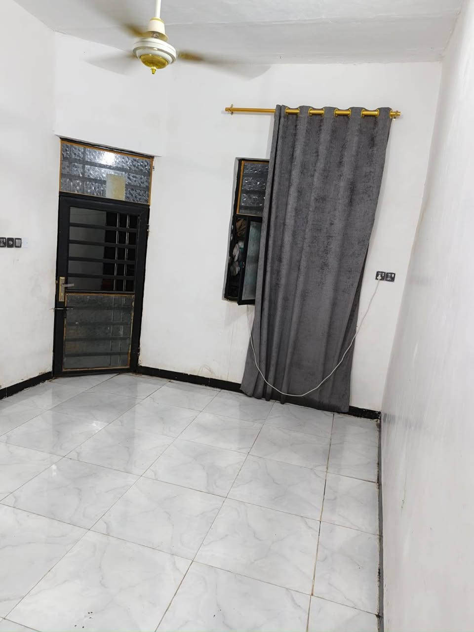 السلام عليكم بيت 90 م مربع للبيع في البراكية قرب دور الحوزه شارع 12 كافة الخدمات متوفره مدارس مستوصف سوگ السعر 22 بي مجال للاستفسار الاتصال على الرقم ***********
