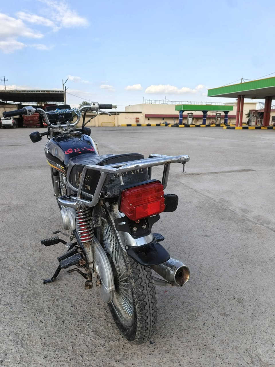 السلام عليكم دراجه تايكر 23  اوراق كامله محرك خير من الله شلعه معدل فول بيه نواقص بسيطه  السعر 450 وبيه مجال حك الجيه   مكاني بعقوبه ناحيه كنعان اي استفسار ع الرقم ***********
