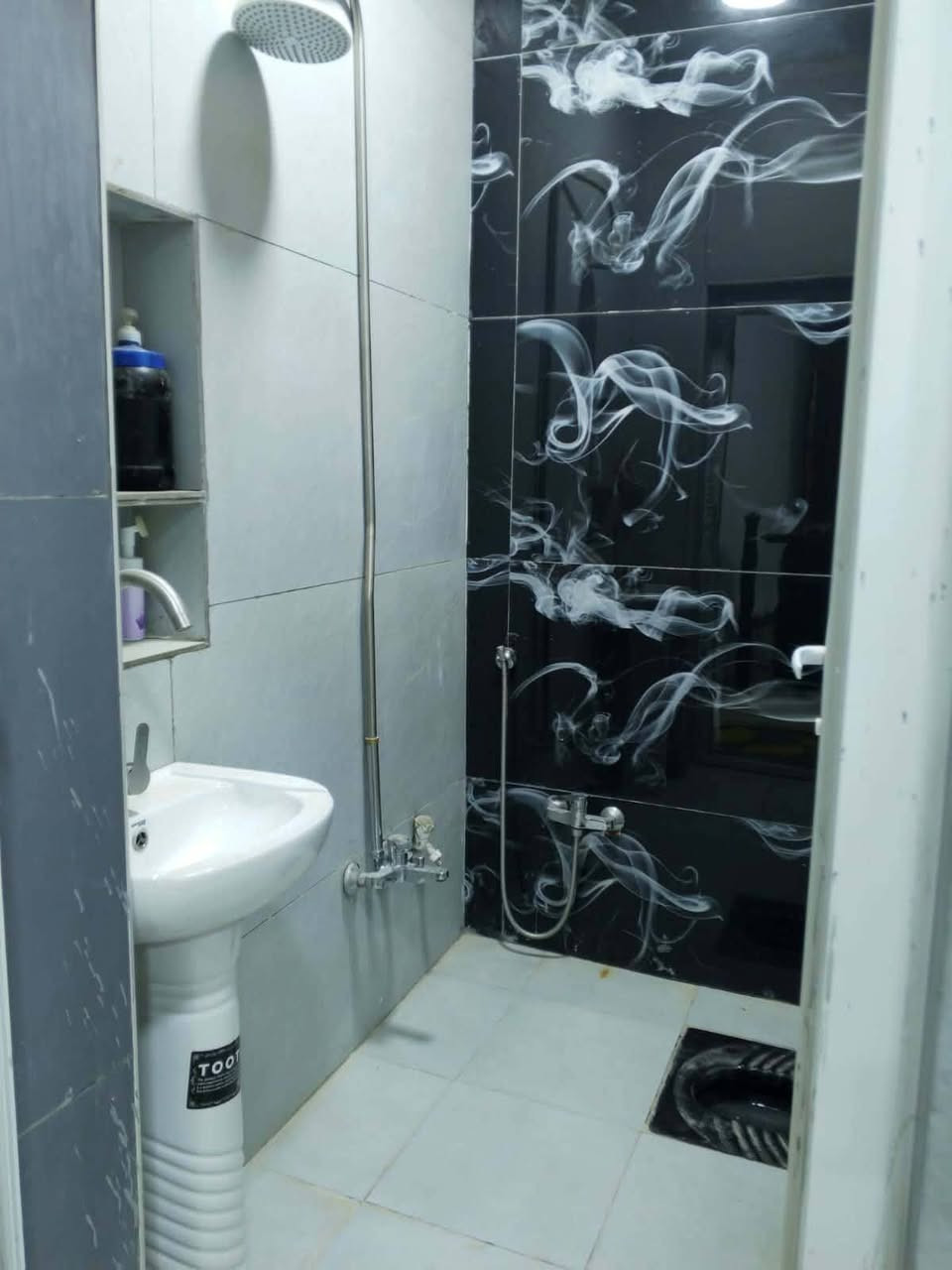 بيت 100متر للبيع🏠
طابقين 
.........
طابق الاول 
بي ساحه وحمام خارجي 
وستقبال ومطبخ حار ومطبخ بارد وصال وحمام داخلي مكشوفه وغرفه 
..........
الطابق ثاني 
بي حمام وغرفتين وصاله 
......
موقع البيت 🛣️
ميلاد فاو حي الاساتذه قريب ع مستوصف جوادين همين قريب ع مدرسه ام كتاب 
........ 
للتواصل 📲
خاص او علئ رقم واتساب 
......
***********

