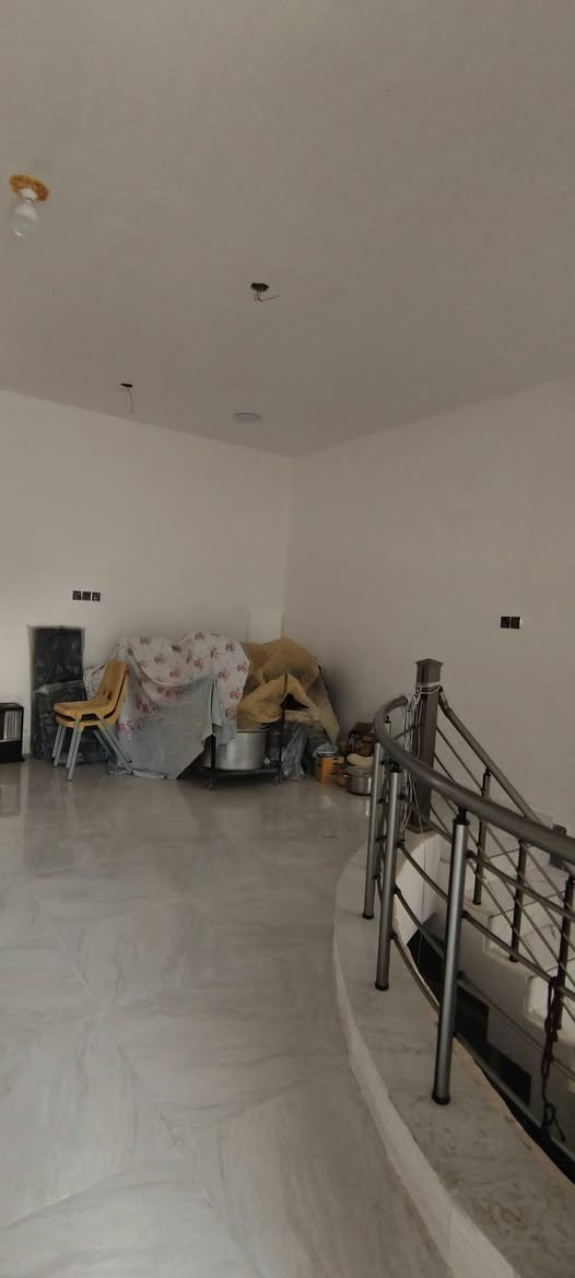 سلام عليكم بيت للبيع حي الجامعة 100 متر طابقين بناء حديث  صور الطابق الثاني للاستفسار***********
