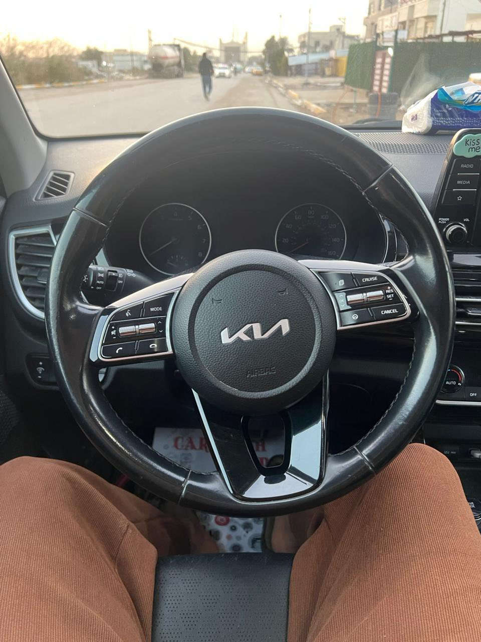 سلام عليكم 

كيا سيليتوز موديل 2021 امريكي 
حادثها بنيد وجاملغ بدون دواخل وشبر بقبق الجنطة السيارة بدون نقص كير محرك مكفولات تبريد قطعتين السيارة باسمي تحويل ثاني يوم
السيارة فول مواصفات 1/1 المواصفات الي بيها
فتحة بالقمارة 
بصمة تشغيل + ابواب 
كشنات جلد
تحكم كشن كهربائي 
تدفئ + تبريد كشنات 
4 انضمة قيادة 
شحن وايرلس للهواتف 
ويل كب حجم 17 
توقف ذاتي عند الاصتدام 
قيادة ذاتية 
توقف ذاتي الاقتصادي  ( بالازدحام ) 
رادارات جانبية وامامية وخلفية
تحديد مسار 
وبعد بيها هواية مواصفات 

مكاني بغداد الشعب 
السعر 145 
للاستفسار ***********
