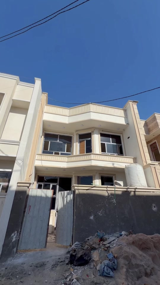 � منزل سكني ثلاث طوابق على مساحة 100م² 📍 تفاصيل المنزل: 🔹 الطابق الأول: * خدمات خارجية * استقبال * مطبخ * جلسة عائلية * خدمات داخلية * منور * غرفة نوم 🔹 الطابق الثاني: * 3 غرف نوم * خدمات صحية 🔹 الطابق الثالث: * غرفة نوم * خدمات صحية 🧱 مواصفات البناء: * بناء طابوق * أسقف وجدران جبس بورد * دواخل تركية حديثة 📞 للاستفسار: ***********
