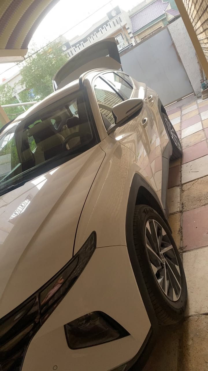 توكسان موديل ٢٠٢٤ وكاله هونداي الأولى مكفوله من كلشي ضربه وبارد ماشيه ٢٤ قماره حديد تبديل دهن حصرا من الشركة السياره جدا نظيفه 
مكان السياره شارع فلسطين 
السعر المطلوب ٢٢٠$
الرقم ***********
