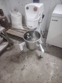 مكلف فقط لنشر //خلاط للبيع نظيف كلش هذا رقم صاحب07701041670