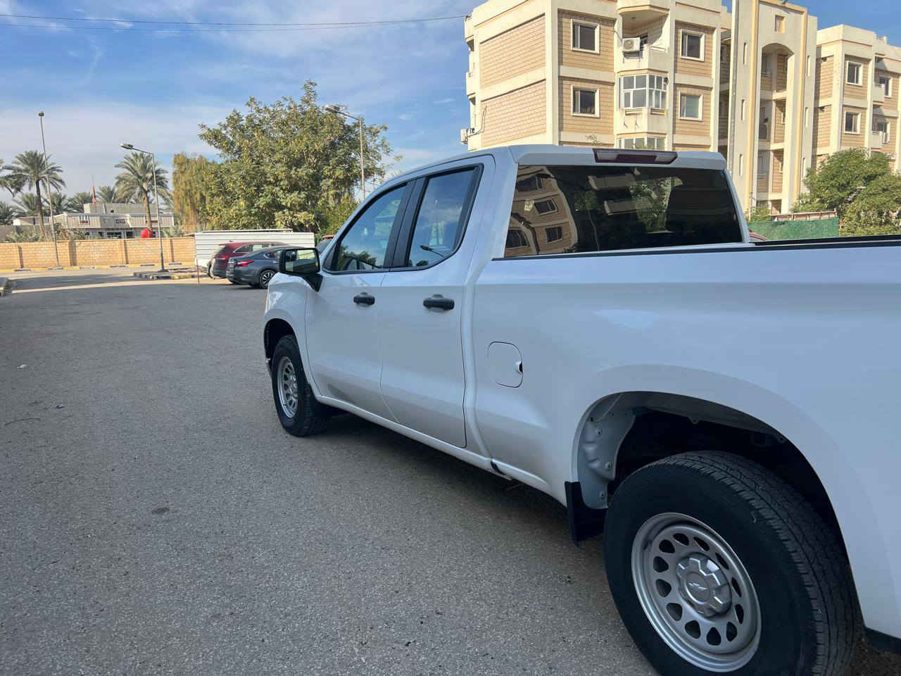 سلفرادو كوستوم 2023 جديده
مكينه 5300 المرغوب 
ماشيه 46 
السياره مكفوله من الشخط ع وضع الشركه 
حادثها خفيف جدآ دعاميه وربع البنيد بدون دواخل بدون ايرباك 
السعر 280 
بسمي السياره رقم بغداد تحويل ثاني يوم 
مكانها بابل / ***********
