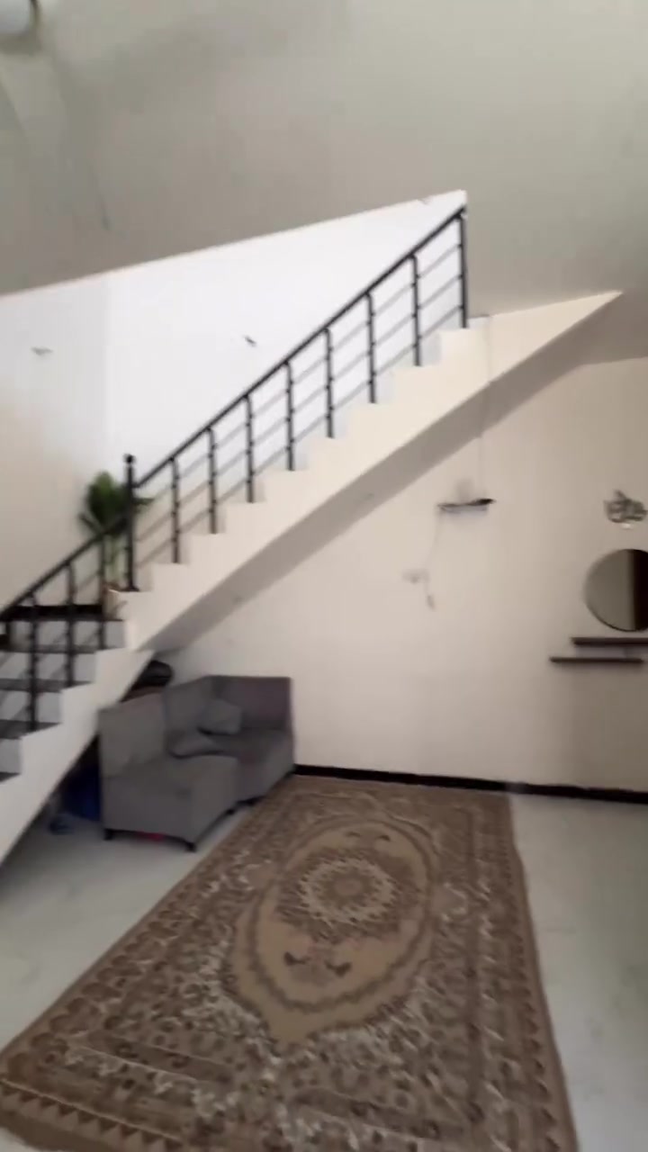 🏡 للبيع – منزل مميز (بيت ركن) في حي الأطباء / كربلاء 🏡
✨ فرصة لا تُعوّض لامتلاك منزل حديث البناء (2025)

📍 الموقع:
حي الأطباء – مقابل محطة باب الكفيل، ويبعد فقط 4 بيوت عن شارع الإمام علي الجديد.

📐 مساحة الأرض: 200 م²

🏠 تفصيل المنزل:
بيت ركن مقسّم إلى وحدتين (150 م² + 50 م²)، مما يجعله مناسبًا للسكن العائلي أو للاستثمار.

🔹 الوحدة الأولى (150 م²) – طابقان

الطابق الأرضي:
✅ 3 غرف نوم كبيرة
✅ استقبال
✅ صالة واسعة
✅ مطبخ حار ومطبخ بارد
✅ حمام داخلي
✅ حمام خارجي

الطابق الأول:
✅ 3 غرف نوم
✅ حمام
✅ صالة كبيرة

🔹 الوحدة الثانية (50 م²) – طابقان

الطابق الأرضي:
✅ استقبال
✅ صالة
✅ مطبخ
✅ حمام داخلي
✅ حمام خارجي

الطابق الأول:
✅ غرفتا نوم
✅ حمام

⭐ مميزات إضافية:
✔️ بيت ركن بموقع مميز.
✔️ بناء حديث (2025).
✔️ المنزل مشمول بقرض الإسكان، مما يسهّل إجراءات الشراء.
✔️ قريب من شارع الإمام علي الجديد وجميع الخدمات.

💰 السعر: 380 مليون دينار عراقي.
🤝 السعر قابل للتفاوض مع الجادين.

📍 موقع المنزل:
https://maps.app.goo.gl/irCcWK4d8k3eTABM6?g_st=ic

📞 للاستفسار والتواصل:
***********
