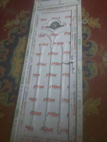 سلام عليكم باب المنيوم جديده مثل مشوف 
رتفاع مترين وعرض 77سانتيم البيع ب50
***********
