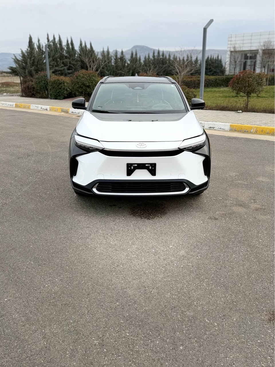 ﷽

سڵاوی خوای گەورەتان لێبێت ئەزیزان 
تۆیۆتا    bZ4X 2023 XLE Midnight(AWD)

ئۆتۆمبێلەکە نیضامی (BEV) واتا فوول کارەبای
دەبڵ ئەکسڵ مواسەفاتی 
راداری 360 پلە وەخەتی جادە 
سەقفی کامل شوشە 
کوشنەکانی جلد و کارەبایە تەبرید مەرکەزیە 
کوشن هیتەر و تەبریدە سوکان هیتەر
گێر ماوس 
شاشیکی گەورەی 12.3 inch وە شاشەکەمان بەنیزامی 
                                                        Car play wifi 
                                                        Android auto 
                                              Wireless charging 
قیاسی ویلەکانمان بە 20 یەت واتا فوول مواسەفات 
لایتی led full 
ئاوێنە کارەبا دژە فوول هیتەر 
4مۆدی هەیە 
نۆڕماڵ
ئیکۆ 
سپۆرت 
ئێکس مۆد واتا مۆدی ئۆفرۆد 
بەگلا یتمان بە led یەت  
تابڵی سیارەکەی تازە تازەیە خۆش کپ کەمترین کاربای ئەوێت بۆ شەحن کردن 
بە نسبەت بۆیاخ 
یەک پەڵە سارد و بۆیاخە 
هەندێک مەسروفاتی کەمیتیا یە 
رەقەم کردنی ٣٠٠ هەزاری تێئەچی 
شەحنی فاست چارج لەگەڵ دایە 
کەم مەسرفترین سیارەیە 

                                      JTMABABA2PA003481 

بۆپەیوەندی کردن :*********** السليمانية, العراق
