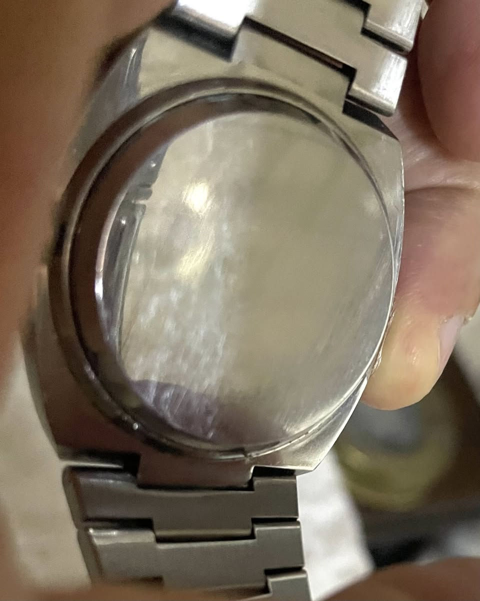 ساعة تيسوت(Cuartz Tissot Seastar) كوارتز(بطاريه) سويسري القطر 37-40 ملم انتاج نهاية السبعينات وبداية الثمانينات
نافذه للتاريخ اليومي
مينا زرقاء مشطبة
السير فقط مستبدل
نظافة الساعه ممتازه
وقت جداً مضبوط 
السعر 125 ألف
للمهتم خاص ***********
المكان كركوك يوجد توصيل
